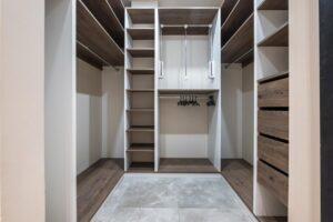 Jakie są możliwości rozbudowy szafy na wymiar?